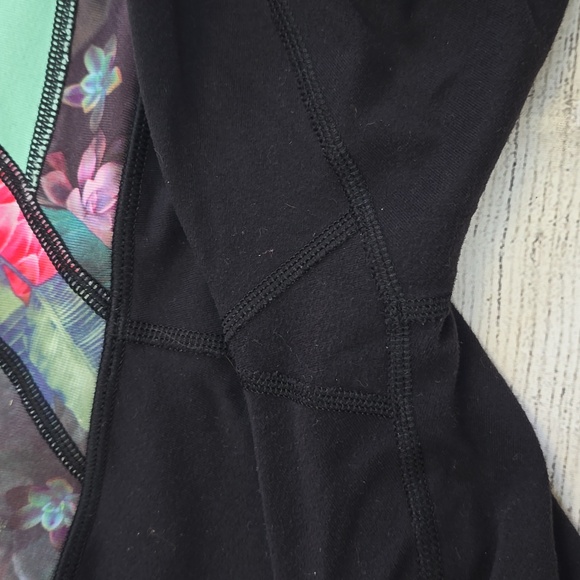 Lululemon Crop Size 4 - Picture 5 of 8